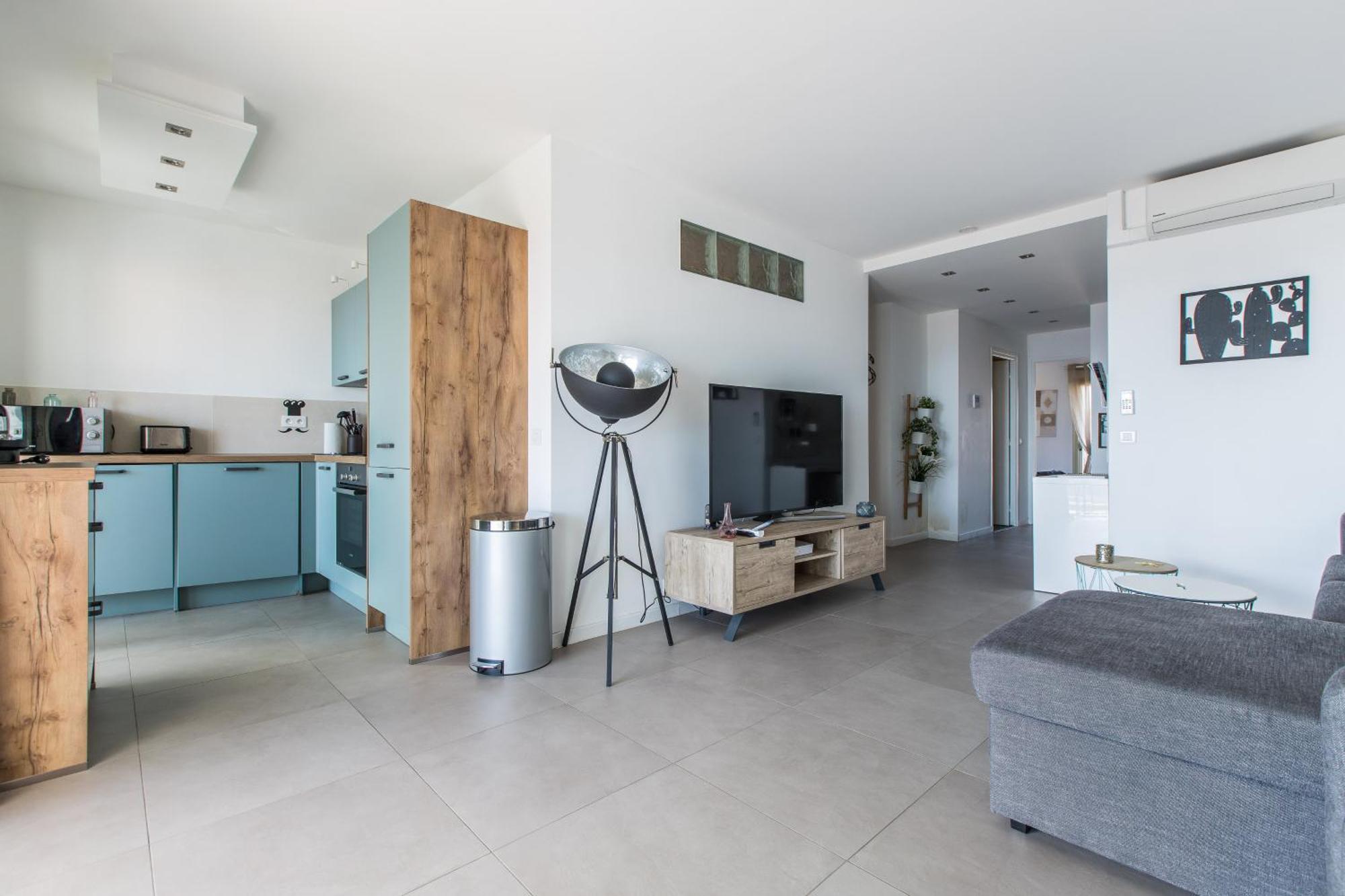 Lb Vacation Rentals I Admire Panoramic Ocean Views Through Walls Of Windows Cannes Exterior photo